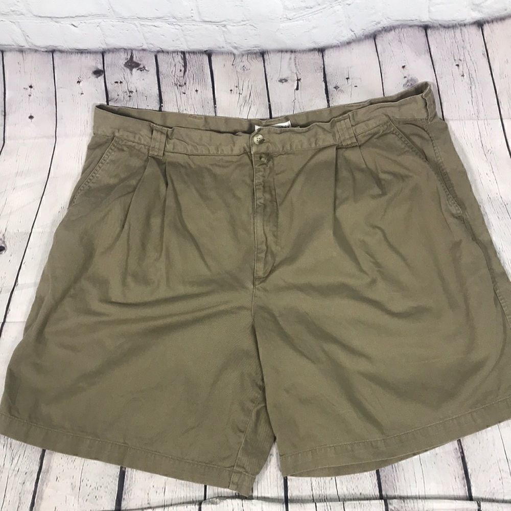 Columbia Pleated cotton Shorts size 42 EUC 8” inseam